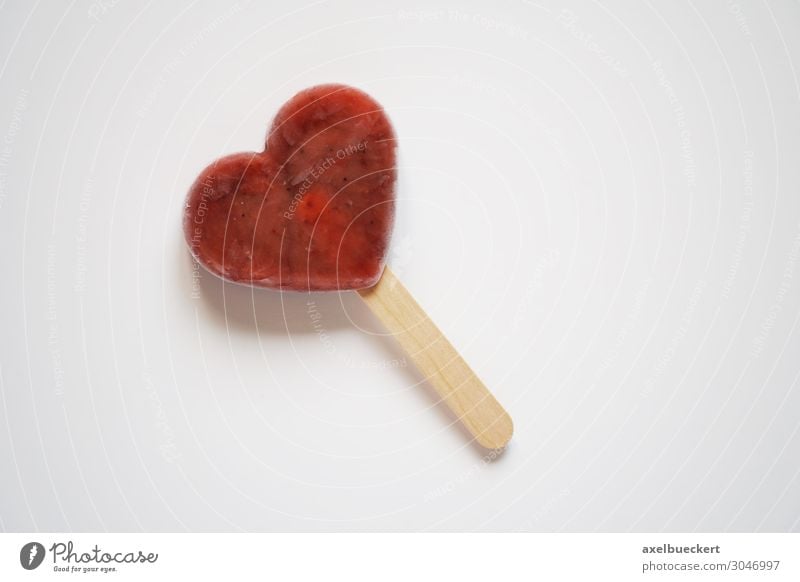 Eis am Stiel als Herz Dessert Speiseeis Süßwaren Saft Essen Liebe süß rot Lollipop Symbole & Metaphern Snack Vegane Ernährung Textfreiraum eis am stiel