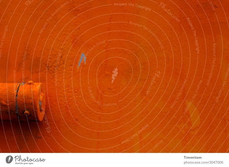 Kratzer im Lack eines Molenfeuers Teilansicht orange Farbe Scharnier grell Metall Farbfoto Detailaufnahme Menschenleer Außenaufnahme Dänemark Textfreiraum
