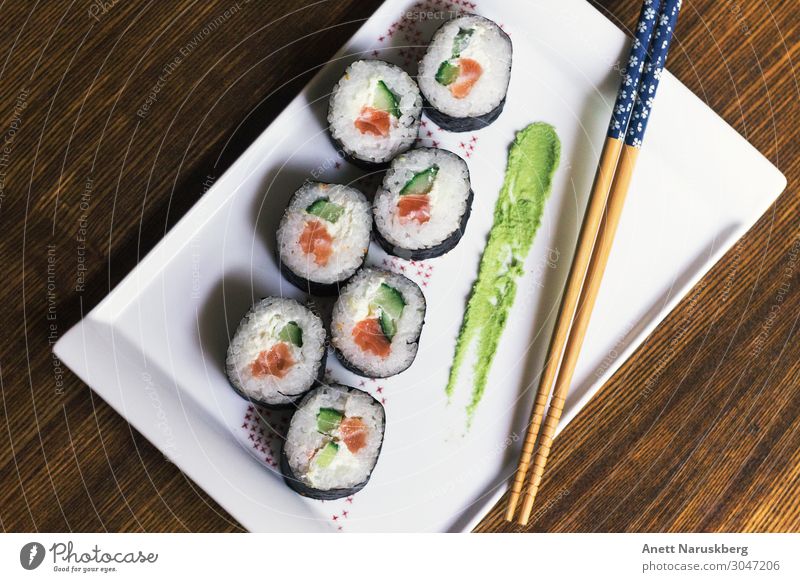 Sushi-Datum Lebensmittel Fisch Ernährung Essen Asiatische Küche Besteck grün rot Wasabi Essstäbchen weiß Farbfoto Studioaufnahme Menschenleer Vogelperspektive