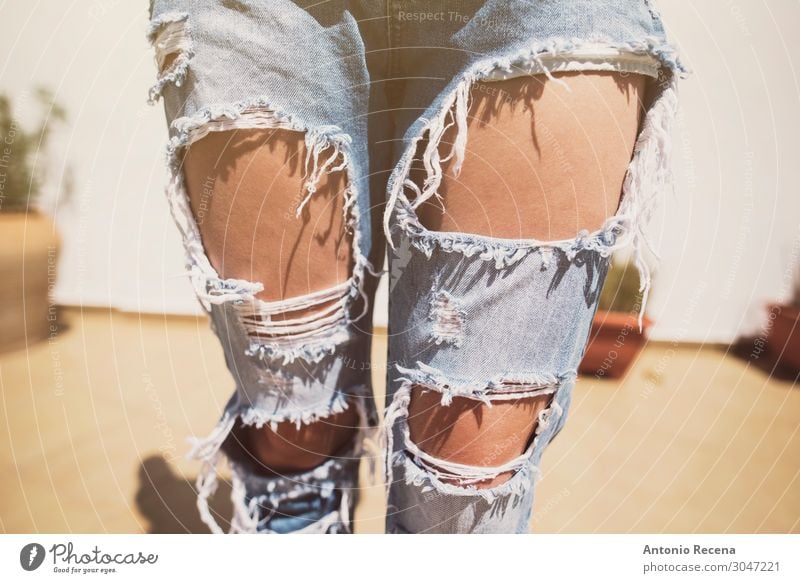 zerrissene Jeans Lifestyle Stil Frau Erwachsene Mode Bekleidung Hose Jeanshose Damenschuhe Erotik niedlich gerissen Erdhöhle gebrochen attraktiv 30s 20s