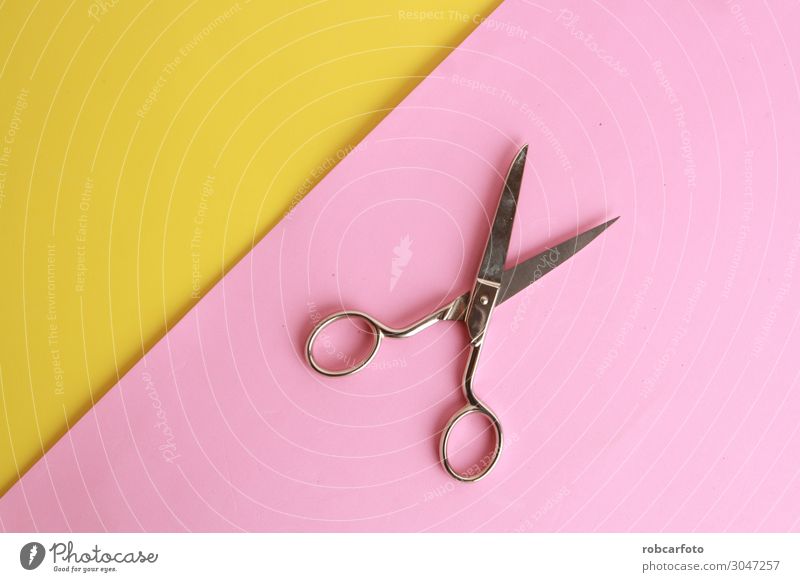 Nähschere auf farbigem Hintergrund Stil Küche Handwerk Werkzeug Schere Mode Accessoire Papier Metall Stahl Rost alt schwarz weiß vereinzelt Nähen offen
