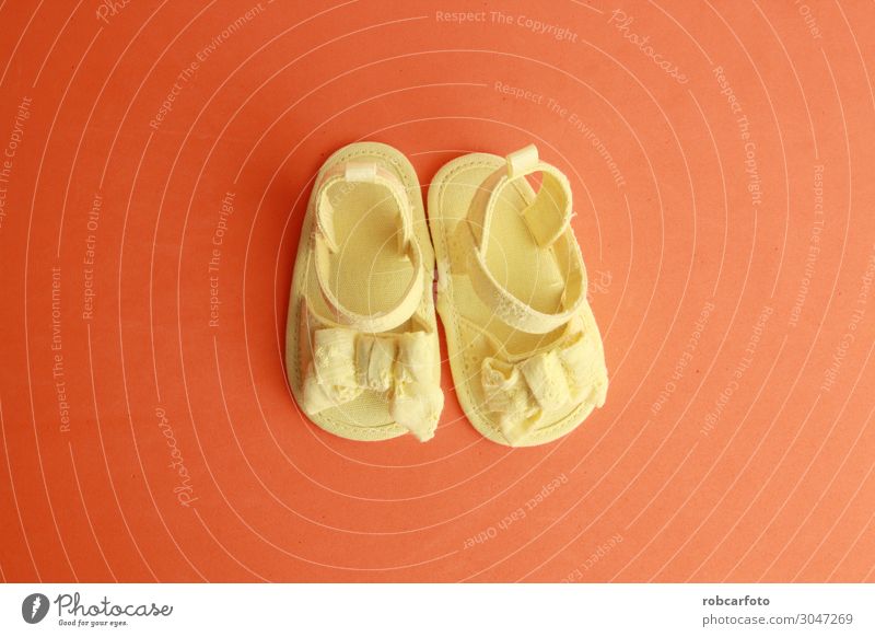 gelbe Babysandalen mit Schleife Stil Design schön Sommer Kind Kindheit Fuß Mode Bekleidung Schuhe trendy klein niedlich rosa Farbe Mädchen Hintergrund Sandale