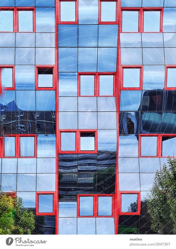 Glasfassade Stadt Stadtzentrum Menschenleer Haus Hochhaus Gebäude Architektur Fassade Fenster blau grün rot gekrümmt Baum Farbfoto Außenaufnahme Muster