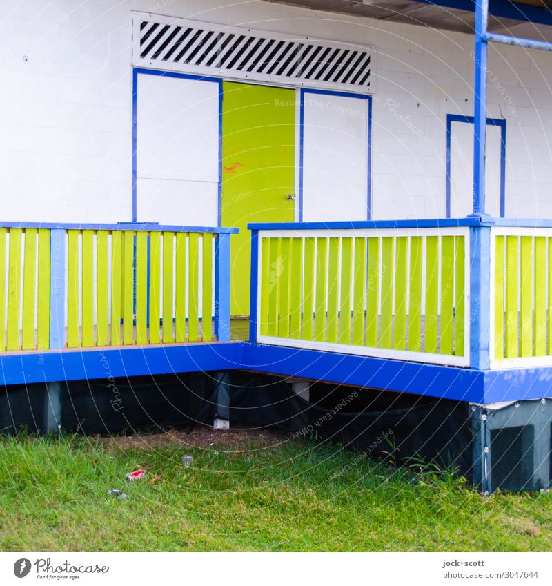 veranda Wiese Queensland Holzhaus Tür Veranda Geländer Ecke authentisch eckig einzigartig blau grün weiß Sicherheit Stil geschlossen Farbgestaltung Farbenspiel