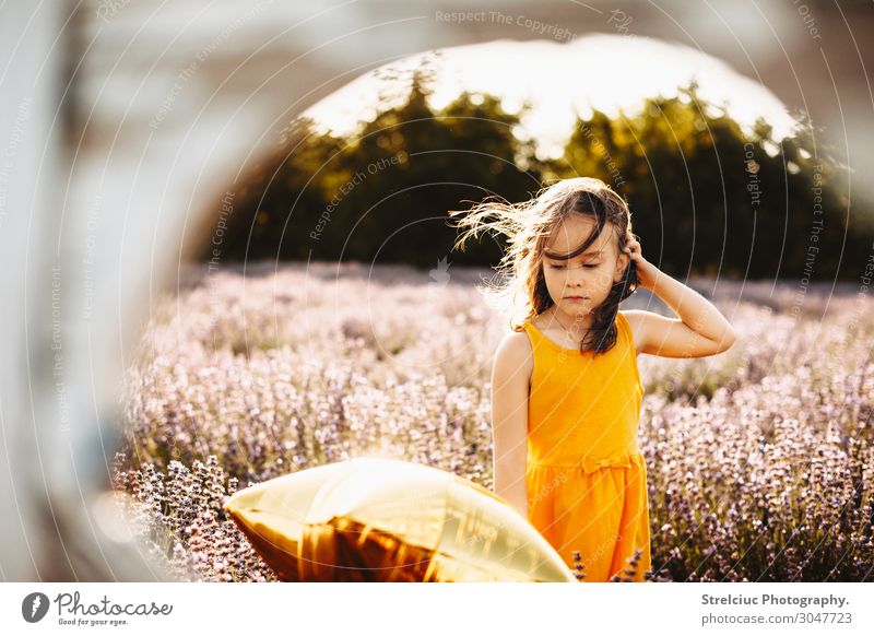 Porträt eines süßen jungen Mädchens Lifestyle Freude Glück Freizeit & Hobby Spielen Ferien & Urlaub & Reisen Sommer Kind Mensch Kindheit Umwelt Natur Landschaft