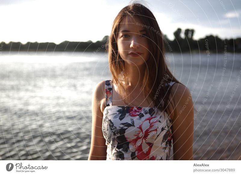 Portrait einer jungen Frau am Strand schön Wohlgefühl Sinnesorgane Junge Frau Jugendliche 18-30 Jahre Erwachsene Landschaft Sonnenaufgang Sonnenuntergang Sommer