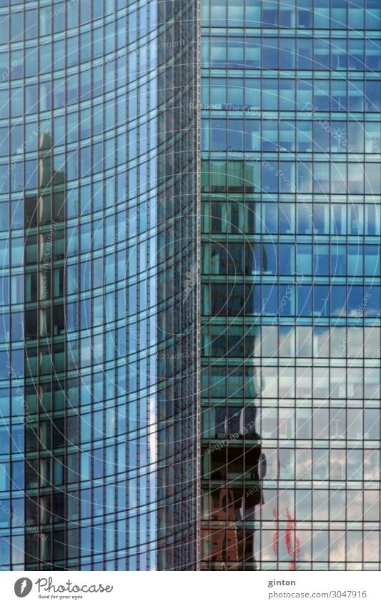 Modernes Hochhaus mit Spiegelfassade Baum Bauwerk Gebäude Architektur Fassade Fenster Dach Linie glänzend hoch modern blau Fensterrahmen Glasfassade