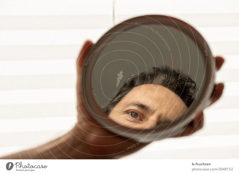 kritischer Blick schön Körperpflege Gesicht Kosmetik Mann Erwachsene Auge Hand 1 Mensch Spiegel gebrauchen beobachten festhalten Reflexion & Spiegelung