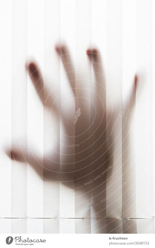 Geisterhand Körper Hand Finger berühren Bewegung Kommunizieren Aggression bedrohlich gruselig Scham Angst Entsetzen Stress Silhouette Unschärfe Vorhang sichtbar