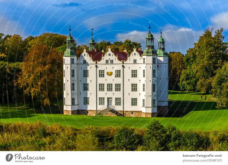Schloss Ahrensburg Tourismus Sommer Sonne Herbst Architektur Fassade Sehenswürdigkeit Wahrzeichen historisch oben blau braun grün weiß Drohnenfoto adelsgut