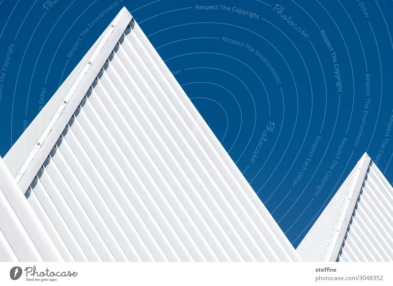 Pyramiden Haus Fassade Dach Stadt Skandinavien Dänemark aarhus liniert weiß-blau ästhetisch Farbfoto Außenaufnahme abstrakt Muster Strukturen & Formen