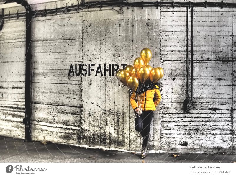 AUSFAHRT, goldene Aussichten, hier entlang Kunst stehen Coolness gelb schwarz weiß Tiefgarage Graffiti Luftballon Mensch Jacke Ballone Wand Mauer Garage