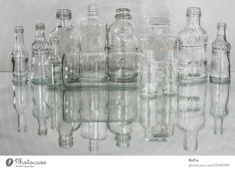 Transparente Glasflaschen. Lebensmittel Getränk Alkohol Spirituosen Flasche Lifestyle kaufen Design Arbeit & Erwerbstätigkeit Wirtschaft Industrie Werbebranche