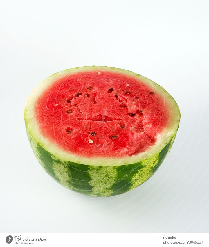 halbrunde reife rote Wassermelone mit braunen Samen Frucht Dessert Ernährung Vegetarische Ernährung Diät Sommer Natur frisch lecker natürlich saftig grün weiß