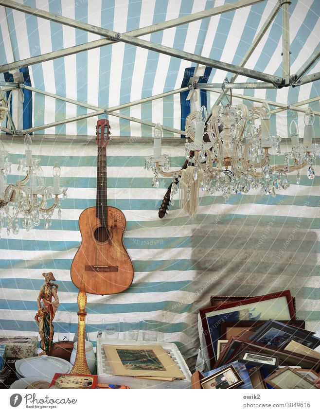 Flohmarkt Gitarre Kitsch Krimskrams Souvenir Sammlung Figur Bild Bilderrahmen Kronleuchter durcheinander Holz Glas Metall Kunststoff hängen liegen stehen