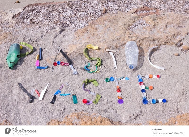 plastic waste Strand Meer Umwelt Natur Sand Wasser Küste Mittelmeer Kunststoffverpackung authentisch dreckig mehrfarbig Kunststoffmüll Plastik Müll Wort Schrift