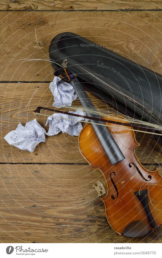kaputte Geige | Weltschmerz Musik alt Spielen Traurigkeit Wut braun Enttäuschung Verzweiflung Frustration Ende Zerstörung Geigenbogen Geigenkasten Notenblatt