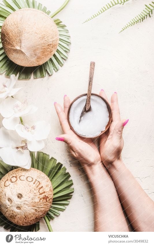 Hände halten eine Schüssel mit Kokosnussöl Öl Bioprodukte Vegetarische Ernährung Diät Stil Design schön Körperpflege Gesundheit Gesunde Ernährung Wellness Spa