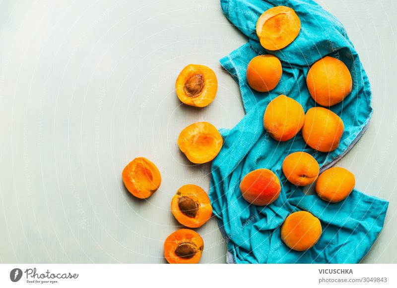 Frische reife Aprikosen auf blauem Küchentuch Lebensmittel Frucht Ernährung Stil Design Gesunde Ernährung trendy gelb Hintergrundbild Küchenhandtücher gestreut