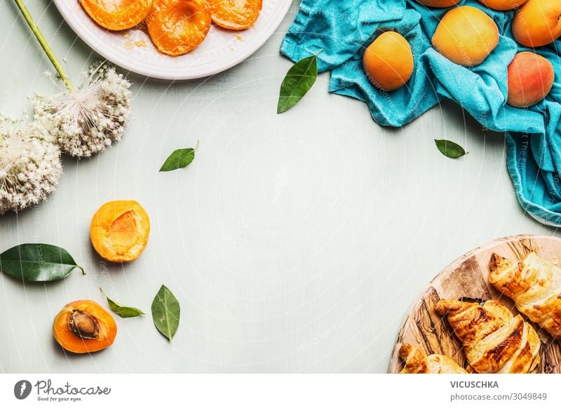 Croissants und Aprikosen zum Frühstück Lebensmittel Frucht Ernährung Bioprodukte Geschirr Design Häusliches Leben Tisch apricots breakfast Hintergrundbild