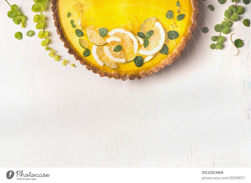 Zitronen Tart mit Zitronenscheiben und Minze Lebensmittel Frucht Kuchen Dessert Ernährung Bioprodukte Stil Design Sommer Gastronomie gelb Hintergrundbild