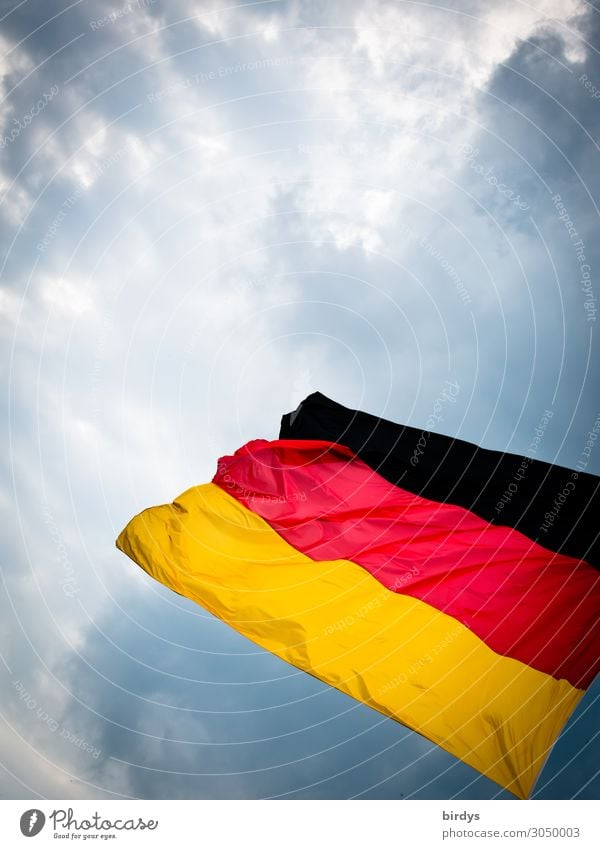 Deutsch Himmel Wolken Gewitterwolken Klimawandel Wind Deutschland Deutsche Flagge Nationalflagge Fahne authentisch außergewöhnlich bedrohlich gold rot schwarz