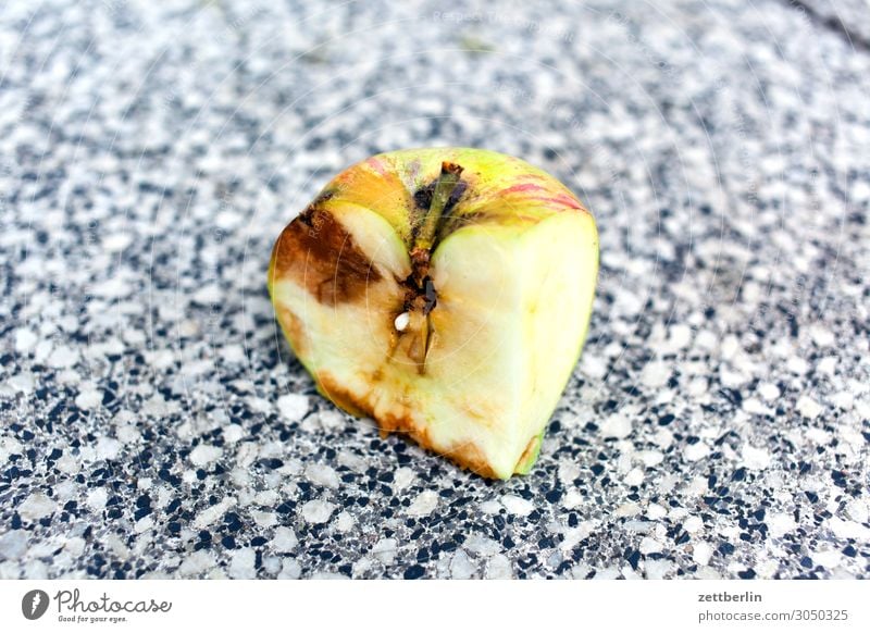 Kubistischer Apfel Frucht Ernte Fallobst Teile u. Stücke geschnitten verfaulen angefault Gesunde Ernährung Speise Essen Foodfotografie Vitamin Garten Obstgarten