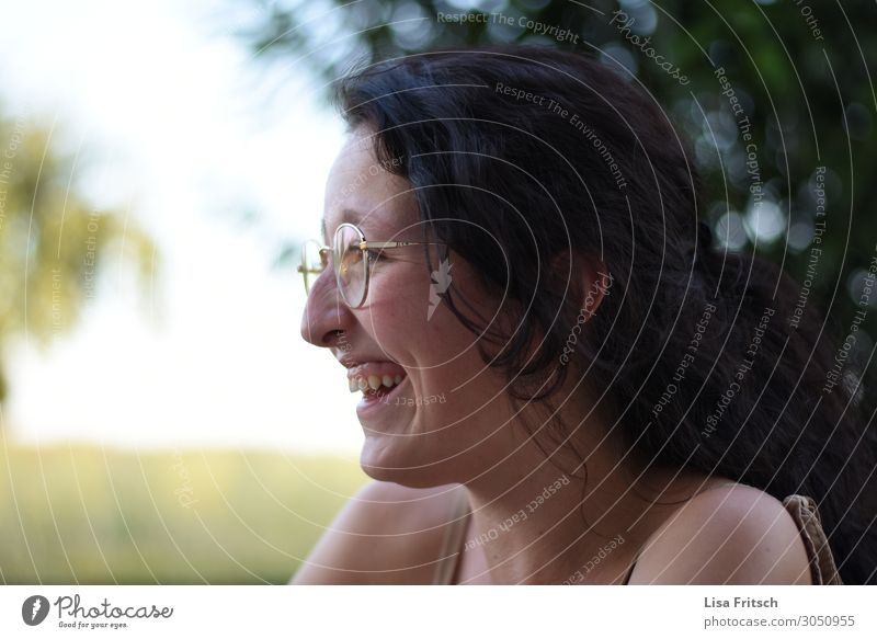 LACHENDE FRAU - BRILLE - SOMMER Lifestyle schön Tourismus Sommer Frau Erwachsene 1 Mensch 18-30 Jahre Jugendliche Brille schwarzhaarig langhaarig genießen