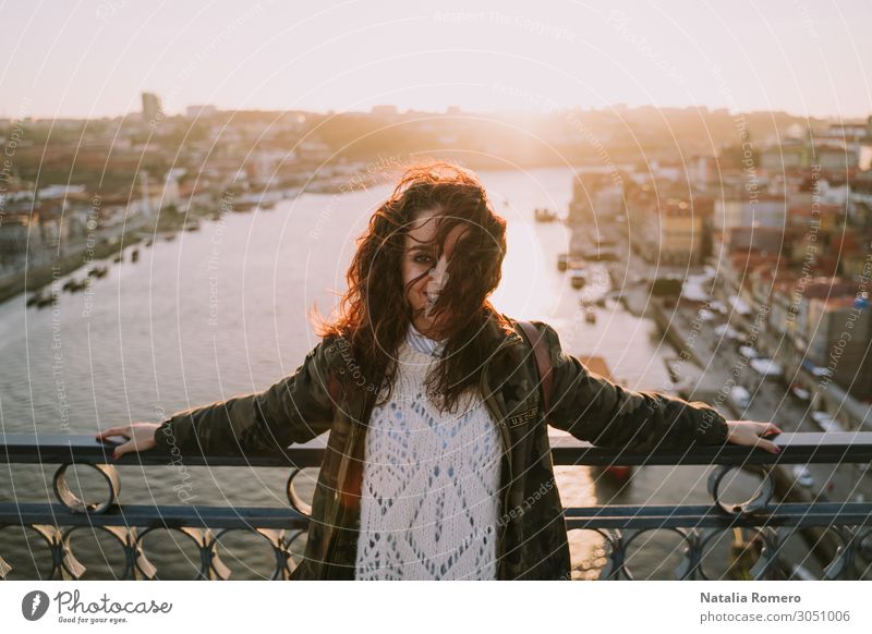 Junge schöne Frau, die auf der Brücke von Porto genießt. Lifestyle Glück Ferien & Urlaub & Reisen Tourismus Sommer Sonne Mensch Erwachsene Fluss Skyline Gebäude