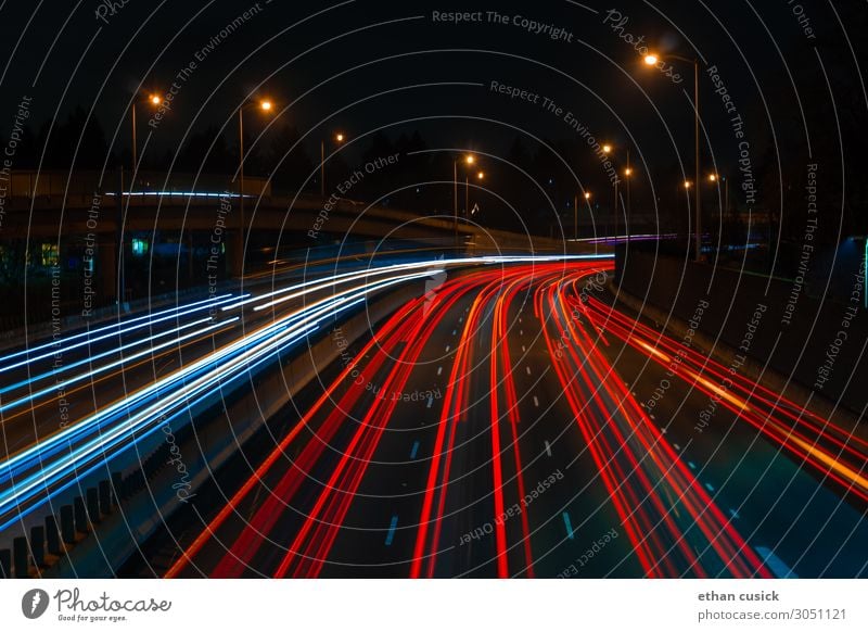 Langstrecken-Autobahn über der Autobahn Straße Hochstraße Fahrzeug Zukunft Langzeitbelichtung Fahrzeugbeleuchtung Farbfoto Außenaufnahme Menschenleer Nacht