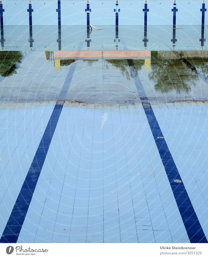 Leerer Pool Schwimmen & Baden Ferien & Urlaub & Reisen Sport Fitness Sport-Training Sportstätten Schwimmbad Mauer Wand Stein alt eckig sportlich trocken blau