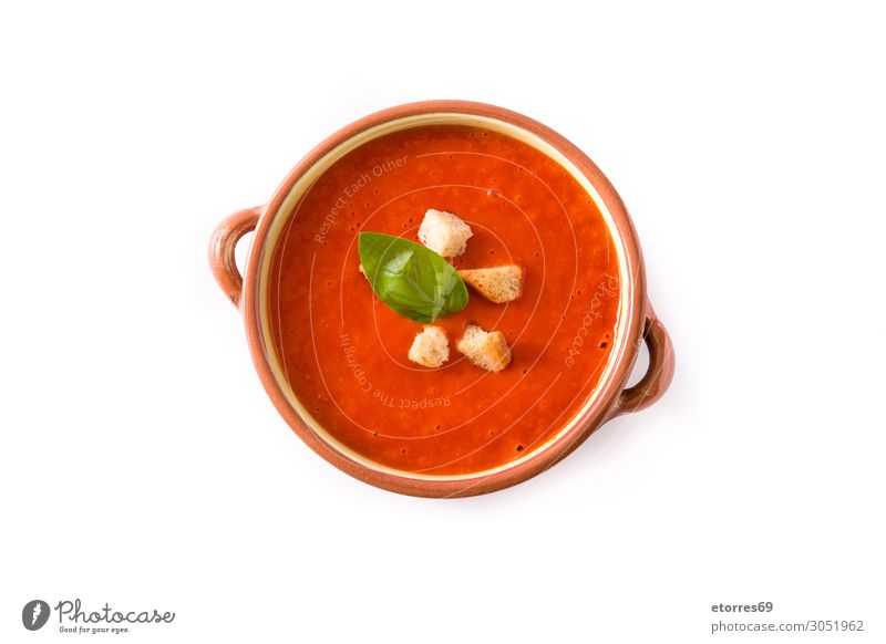 Tomatensuppe in brauner Schüssel isoliert auf weißem Hintergrund. Suppe Lebensmittel Gesunde Ernährung Foodfotografie Gesundheit Brot Basilikum Gemüse