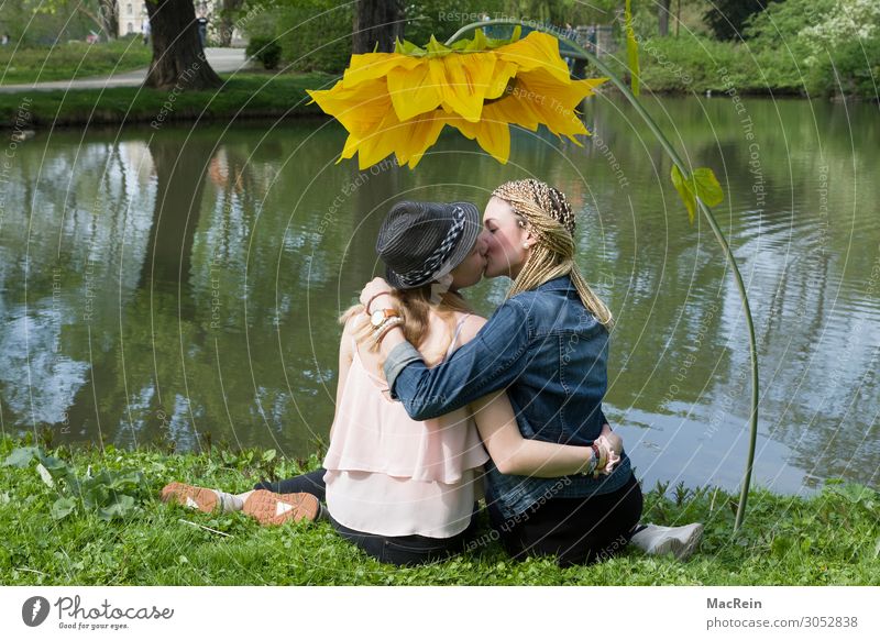 Lesbisches Pärchen Stil schön Erholung Sommer Mensch Homosexualität Junge Frau Jugendliche Erwachsene Freundschaft Leben 2 18-30 Jahre Kultur Pflanze Park Wiese