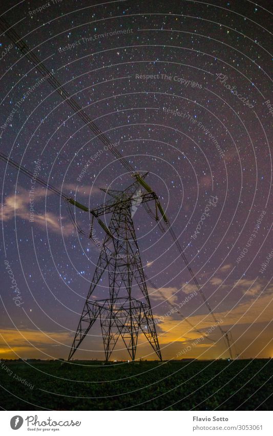Stromleitungen unter Sternenhimmel Telekommunikation Energiewirtschaft Industrie Natur Landschaft Himmel Feld Kraft Galaxie Hochspannungsleitung Farbfoto