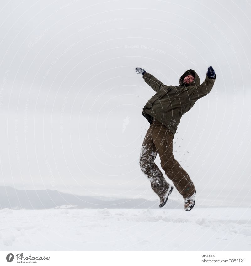 Abheben Mann Erwachsene 1 Mensch 18-30 Jahre Jugendliche 30-45 Jahre Natur Wolken Winter Schnee Schneedecke Jacke Kapuze fallen fliegen außergewöhnlich kalt