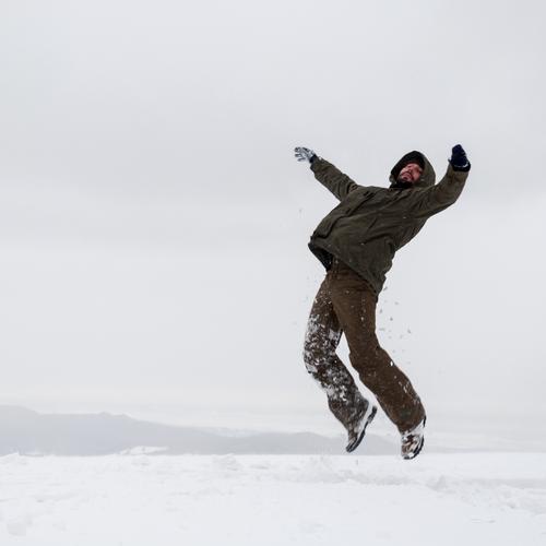 Abheben Mann Erwachsene 1 Mensch 18-30 Jahre Jugendliche 30-45 Jahre Natur Wolken Winter Schnee Schneedecke Jacke Kapuze fallen fliegen außergewöhnlich kalt
