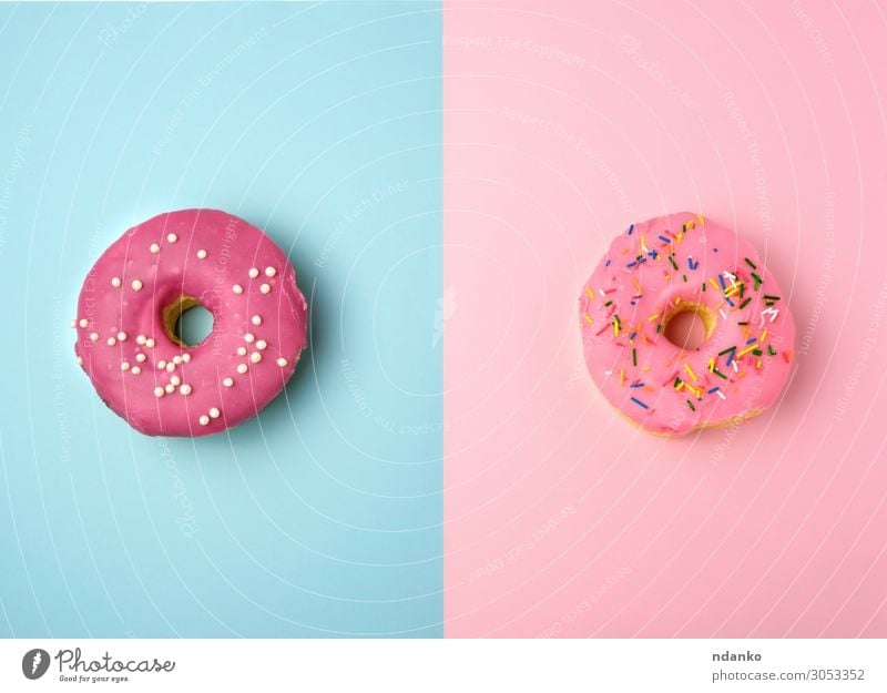 zwei ganze runde rosa Donuts mit bunten Streuseln Kuchen Dessert Süßwaren Ernährung Frühstück Dekoration & Verzierung Feste & Feiern Essen außergewöhnlich