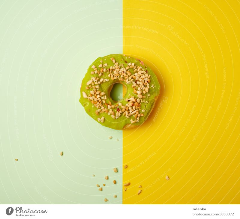 runde süße grüne Pistazien-Donuts Teigwaren Backwaren Kuchen Dessert Süßwaren Ernährung Frühstück Essen frisch hell lecker lustig oben gelb Farbe Tradition