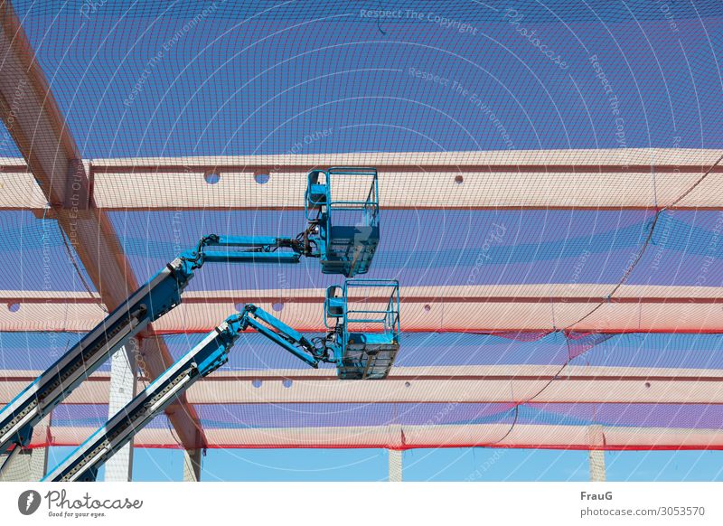 Doppelhub Baumaschine Industrie Wolkenloser Himmel Schönes Wetter Hubsteiger Arbeitsbühne Netz blau Sicherheit Schutz Baustelle paarweise Träger Farbfoto