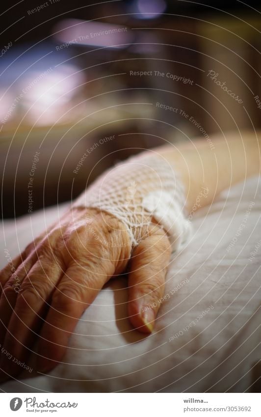 Hand einer Seniorin auf dem Krankenbett Patient Krankenhaus Behandlung Krankheit Gesundheitswesen Weiblicher Senior Seniorenpflege Krankenpflege Verband Gaze