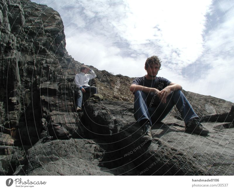 gery an der felsküste Küste Portugal Mann T-Shirt Ferien & Urlaub & Reisen Mensch Felsen Jeanshose sitzen