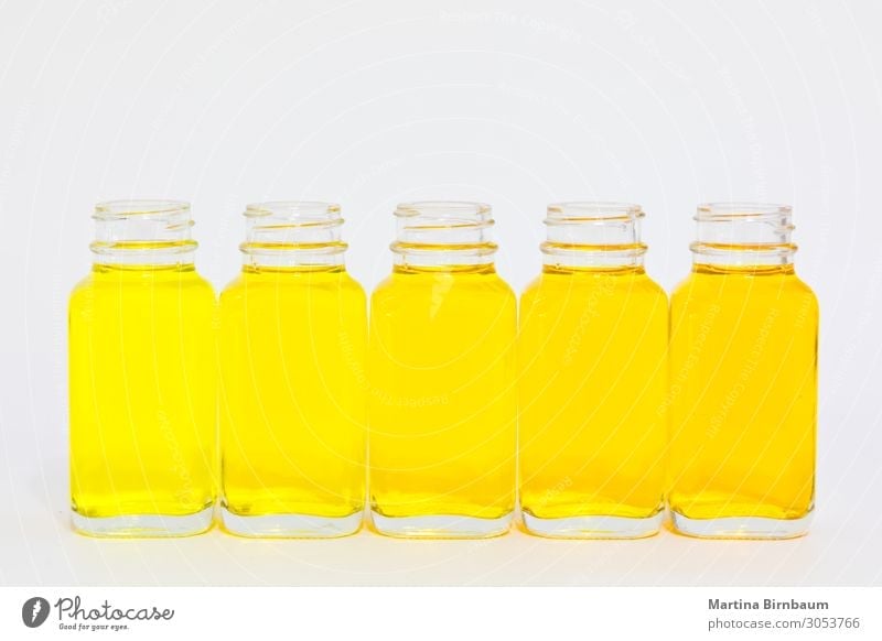 Verschiedene Farbtöne der gelben Flüssigkeit in Flaschen Frucht Diät Saft Medikament Wissenschaften Labor Industrie alt frisch lecker natürlich braun weiß Farbe