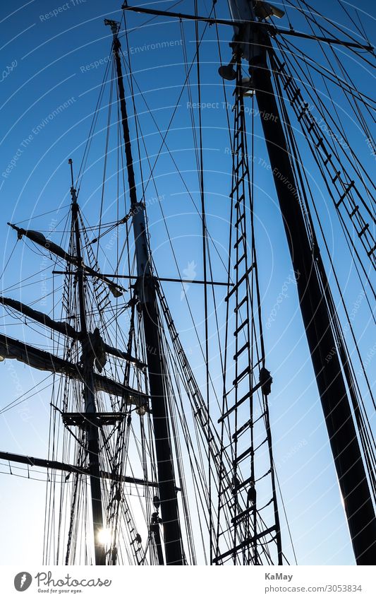 Silhouetten der Masten eines Segelschiffs Schifffahrt Segelboot maritim blau schwarz Bewegung Freiheit Freizeit & Hobby Klima Ferien & Urlaub & Reisen