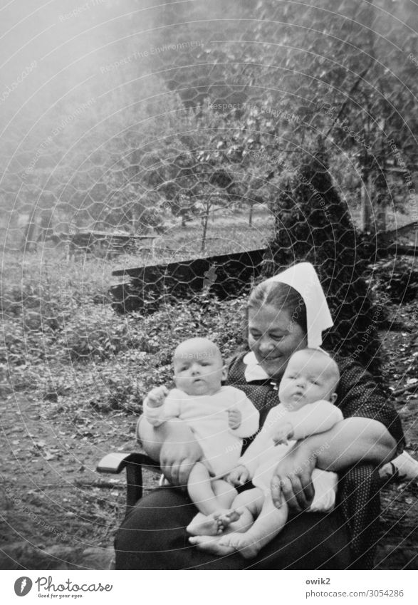Sumo Mensch Baby Frau Erwachsene Geschwister 3 0-12 Monate 30-45 Jahre Baum Sträucher Garten Lächeln sitzen Freundlichkeit Gesundheit Zusammensein kuschlig