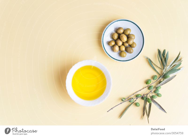 Olivenöl typisch spanisch Ernährung Essen Bioprodukte Vegetarische Ernährung Diät Flasche Gesunde Ernährung frisch natürlich gelb gold grün Hintergrund