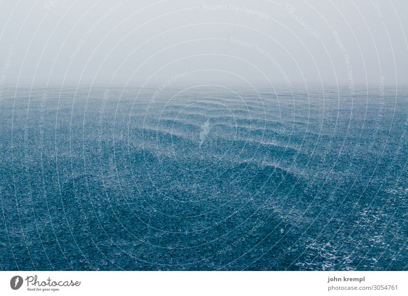 Mehr Regen auf dem Regenmeer Meer Starkregen Sturm Adria Unwetter blau Wellen Wasser Wasseroberfläche Menschenleer Außenaufnahme Küste Urelemente Farbfoto