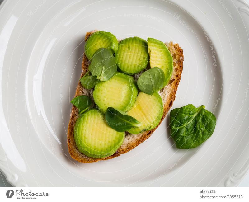 Avocadotoast auf einem Teller Gemüse Frucht Brot Ernährung Frühstück Mittagessen Vegetarische Ernährung frisch natürlich grün Amuse-Gueule Hintergrund Brunch