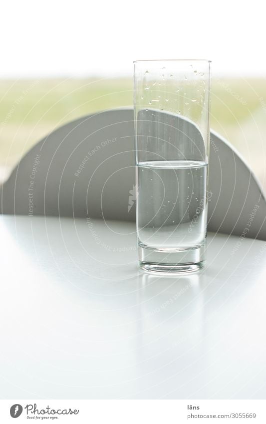 Glas Wasser Getränk Gesundheit Gesundheitswesen Gesunde Ernährung Wohlgefühl Häusliches Leben Wohnung Stuhl Tisch einfach frisch weiß Hoffnung Fensterblick