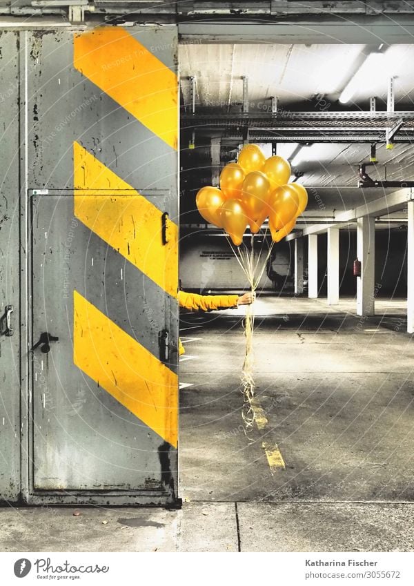 Gelbe Ballons for you Parkhaus Mauer Wand Stein Beton Schilder & Markierungen Graffiti Linie Streifen leuchten gelb grau orange schwarz weiß Tür Luftballon