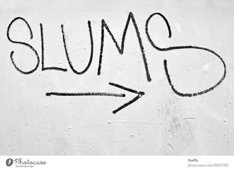 Nix mit Schirm, Charme und Melone I Slums Graffiti authentisch einfach Straßenkunst Lifestyle Warnschild Hinweisschild Klischee Stereotyp Mauer Wand Fassade